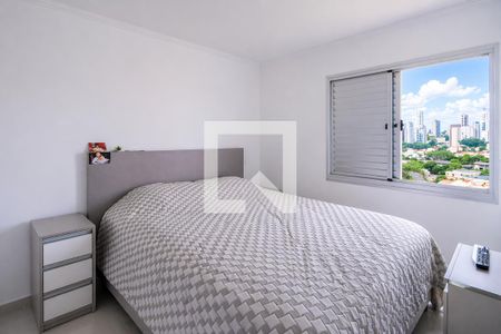 Quarto com cama de casal, com vista para a cidade, com móveis simples e brancos, com janela grande e com iluminação boa. de apartamento à venda com 5 quartos, 93m² em Bosque da Saúde, São Paulo