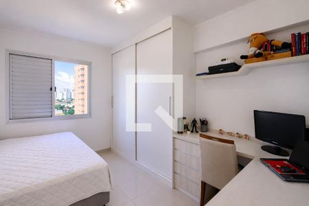 Quarto com cama, armários e mesa de trabalho, com vista para a cidade. de apartamento à venda com 5 quartos, 93m² em Bosque da Saúde, São Paulo