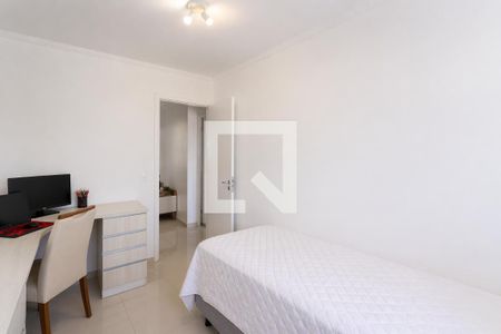 Quarto simples com cama e mesa de trabalho, iluminado por lâmpada de teto. de apartamento à venda com 5 quartos, 93m² em Bosque da Saúde, São Paulo
