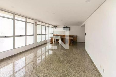 Sala de jantar com mesa e cadeiras de madeira e janelas grandes e claras. de apartamento à venda com 5 quartos, 93m² em Bosque da Saúde, São Paulo
