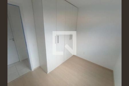 Cuarto com armários de madeira e piso de madeira, iluminado por luz natural. de apartamento à venda com 4 quartos, 57m² em Barra Olímpica, Rio de Janeiro