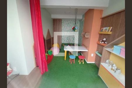 Sala de brinquedos com mesa e cadeiras coloridas, tapete verde e móveis de madeira, com uma atmosfera alegre e acolhedora. de apartamento à venda com 4 quartos, 57m² em Barra Olímpica, Rio de Janeiro