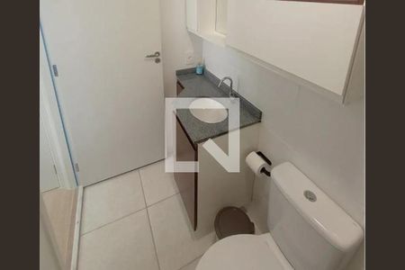 Banheiro com pia e vaso sanitário, com armário e porta de vidro. de apartamento à venda com 4 quartos, 57m² em Barra Olímpica, Rio de Janeiro