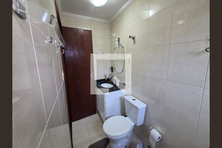 Banheiro da Suíte 1 de apartamento para alugar com 2 quartos, 98m² em Guilhermina, Praia Grande