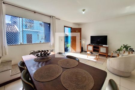 Sala de casa de condomínio à venda com 3 quartos, 150m² em Sapê, Niterói