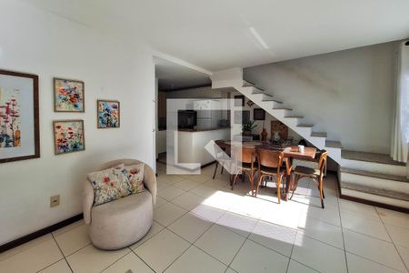 Sala de casa de condomínio para alugar com 3 quartos, 150m² em Sapê, Niterói