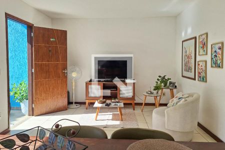 Sala de casa de condomínio para alugar com 3 quartos, 150m² em Sapê, Niterói