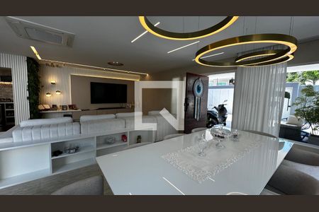 Sala de casa de condomínio à venda com 4 quartos, 400m² em Vargem Grande, Rio de Janeiro