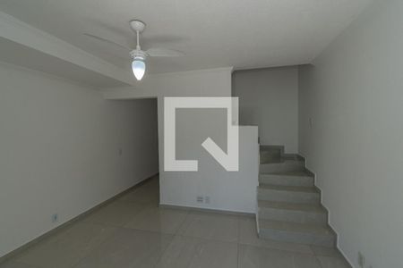 Sala de Estar/Jantar  de casa de condomínio para alugar com 2 quartos, 68m² em Vila Flora, Sumaré
