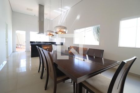 Sala de casa de condomínio para alugar com 3 quartos, 220m² em Laranjeiras, Uberlândia