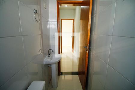 Banheiro de casa de condomínio para alugar com 2 quartos, 70m² em Jardim Melvi, Praia Grande