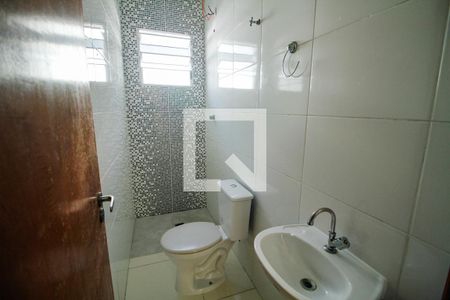 Banheiro de casa de condomínio para alugar com 2 quartos, 70m² em Jardim Melvi, Praia Grande