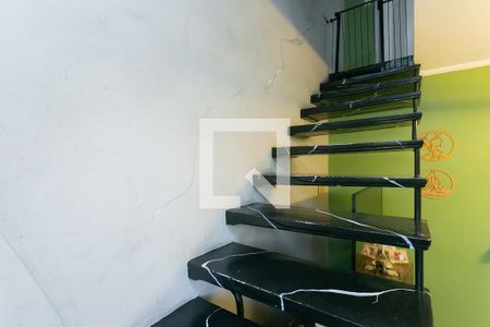 Escada  de casa de condomínio para alugar com 2 quartos, 77m² em Núcleo Lageado, São Paulo