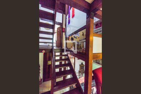 Escada de casa de condomínio para alugar com 3 quartos, 240m² em Centro de Apoio I (alphaville), Santana de Parnaíba