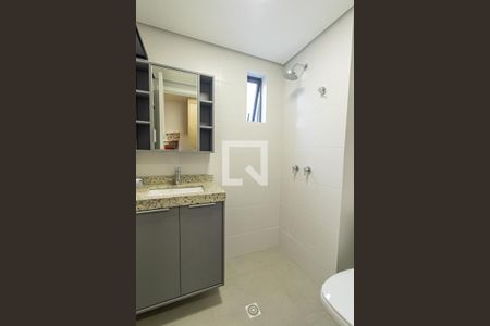 Banheiro Social de kitnet/studio para alugar com 1 quarto, 24m² em Prado Velho, Curitiba