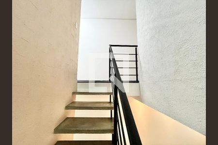 Escada de casa para alugar com 3 quartos, 186m² em Vila Romero, São Paulo