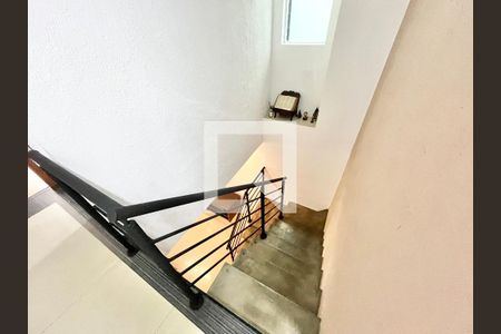 Escada de casa para alugar com 3 quartos, 186m² em Vila Romero, São Paulo