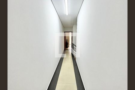 Corredor de casa para alugar com 3 quartos, 186m² em Vila Romero, São Paulo