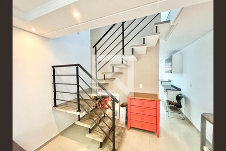 Escada de casa para alugar com 3 quartos, 186m² em Vila Romero, São Paulo