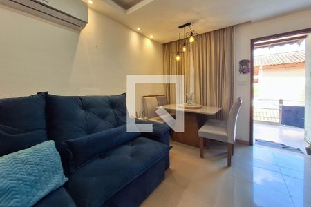 Sala de casa de condomínio à venda com 2 quartos, 120m² em Sapê, Niterói