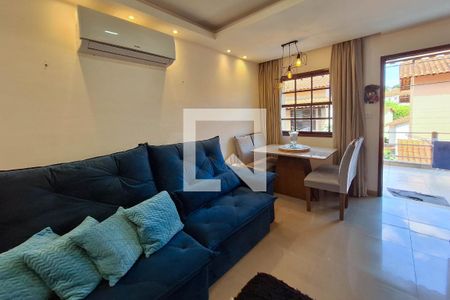 Sala de casa de condomínio à venda com 2 quartos, 120m² em Sapê, Niterói