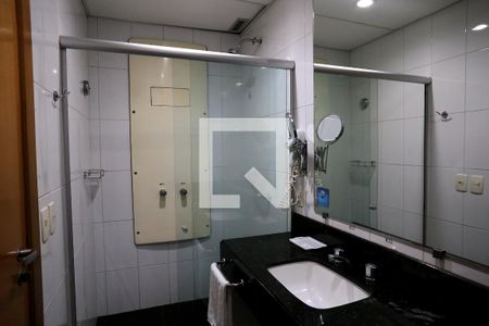 Banheiro de kitnet/studio para alugar com 1 quarto, 40m² em Lourdes, Belo Horizonte