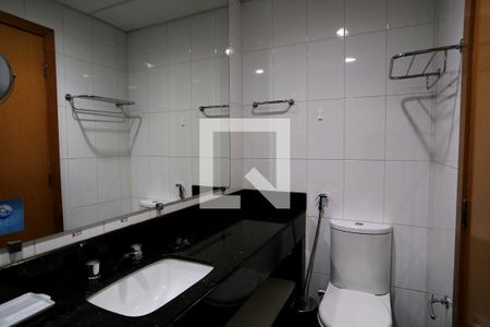Banheiro de kitnet/studio para alugar com 1 quarto, 40m² em Lourdes, Belo Horizonte