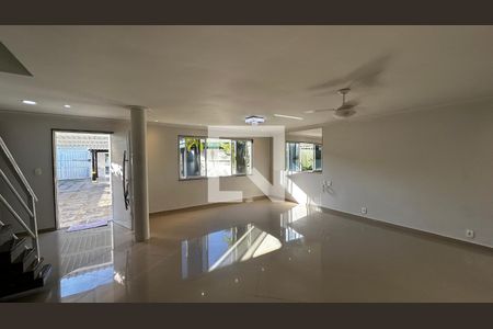 Sala de casa de condomínio para alugar com 5 quartos, 320m² em Vargem Pequena, Rio de Janeiro