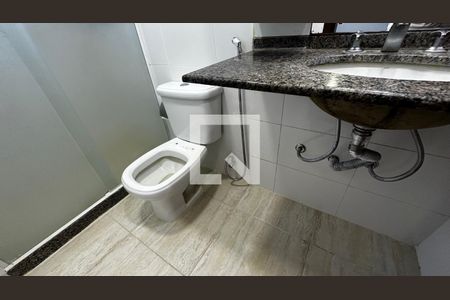 Banheiro da Suíte 1 de casa de condomínio para alugar com 5 quartos, 320m² em Vargem Pequena, Rio de Janeiro
