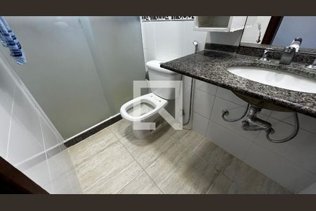 Banheiro da Suíte 1 de casa de condomínio para alugar com 5 quartos, 320m² em Vargem Pequena, Rio de Janeiro