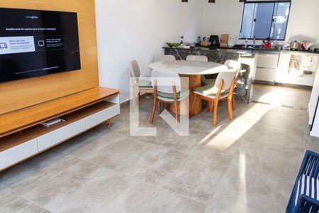 Sala de casa de condomínio para alugar com 2 quartos, 160m² em Santa Cruz, Rio de Janeiro