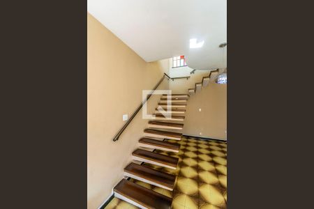 Sala - Acesso ao 2º andar de casa para alugar com 3 quartos, 360m² em Vila da Penha, Rio de Janeiro