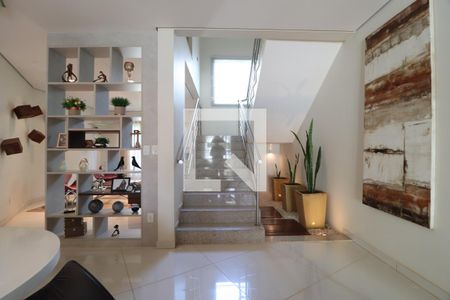 Sala de casa de condomínio para alugar com 4 quartos, 485m² em Aclimação, Uberlândia