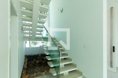 Escada Acesso Suítes  de casa de condomínio para alugar com 4 quartos, 950m² em Julio Mesquita Filho, Sorocaba