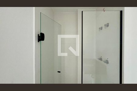 Banheiro de kitnet/studio para alugar com 1 quarto, 27m² em Pinheiros, São Paulo