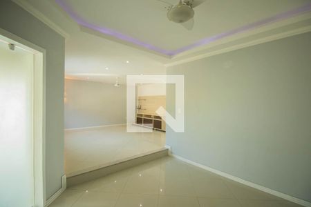 Sala de casa de condomínio para alugar com 4 quartos, 240m² em Rio do Ouro, São Gonçalo