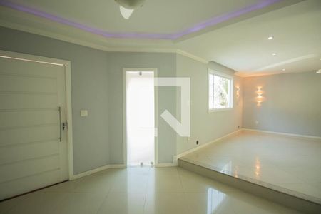 Sala de casa de condomínio para alugar com 4 quartos, 240m² em Rio do Ouro, São Gonçalo