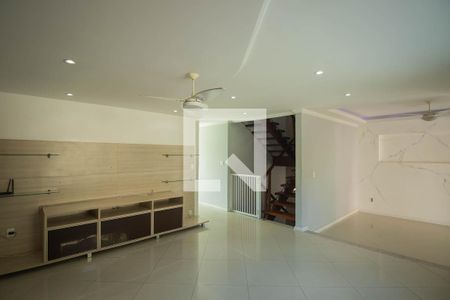 Sala de casa de condomínio para alugar com 4 quartos, 240m² em Rio do Ouro, São Gonçalo