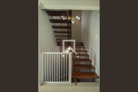 Sala de casa de condomínio para alugar com 4 quartos, 240m² em Rio do Ouro, São Gonçalo