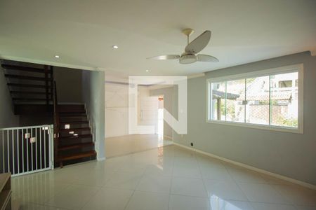 Sala de casa de condomínio para alugar com 4 quartos, 240m² em Rio do Ouro, São Gonçalo