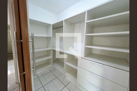 Closet da suíte de apartamento para alugar com 2 quartos, 117m² em Chácara Agrindus, Taboão da Serra