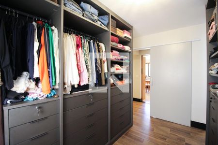 Closet da suíte de apartamento para alugar com 2 quartos, 156m² em Indianópolis, São Paulo