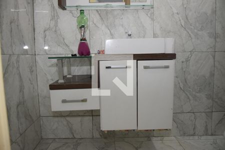 Banheiro de casa para alugar com 2 quartos, 70m² em Jardim Santa Tereza, Embu das Artes