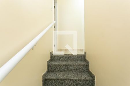 Escada  de casa de condomínio para alugar com 2 quartos, 65m² em Jardim das Oliveiras, São Paulo