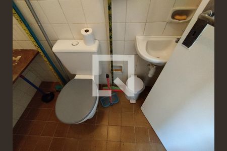 Banheiro de serviço de apartamento para alugar com 2 quartos, 67m² em Vila Gumercindo, São Paulo
