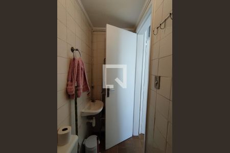 Banheiro de serviço de apartamento para alugar com 2 quartos, 67m² em Vila Gumercindo, São Paulo