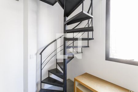Escada de apartamento para alugar com 1 quarto, 44m² em Vila Olímpia, São Paulo
