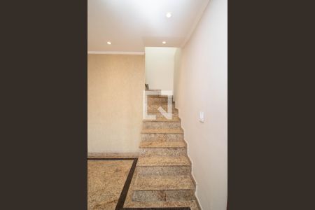 Escada - Sala de casa para alugar com 3 quartos, 128m² em Vila Rosalia, Guarulhos