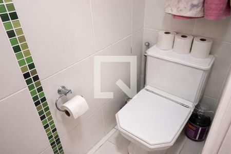 Banheiro com piso de azulejos, vaso sanitário e papel higiênico, com uma garrafa de limpeza ao lado do vaso. de apartamento à venda com 2 quartos, 70m² em Vila das Merces, São Paulo