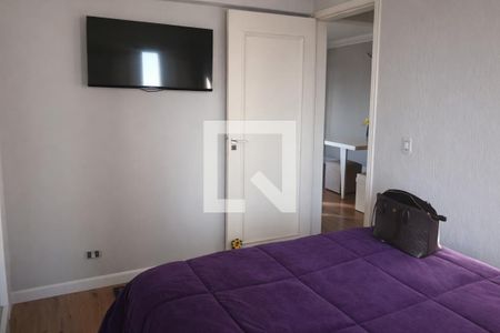 Quarto com cama de casal, TV e porta fechada, com um saco de viagem no canto. de apartamento à venda com 2 quartos, 70m² em Vila das Merces, São Paulo